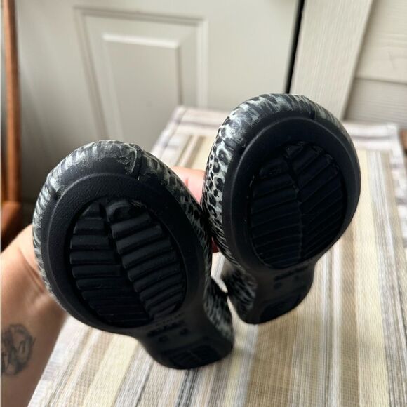 Crocs Women's Size 6 Leopard Print Ballet Flat Slip On Comfort Shoes - Picture 6 of 10